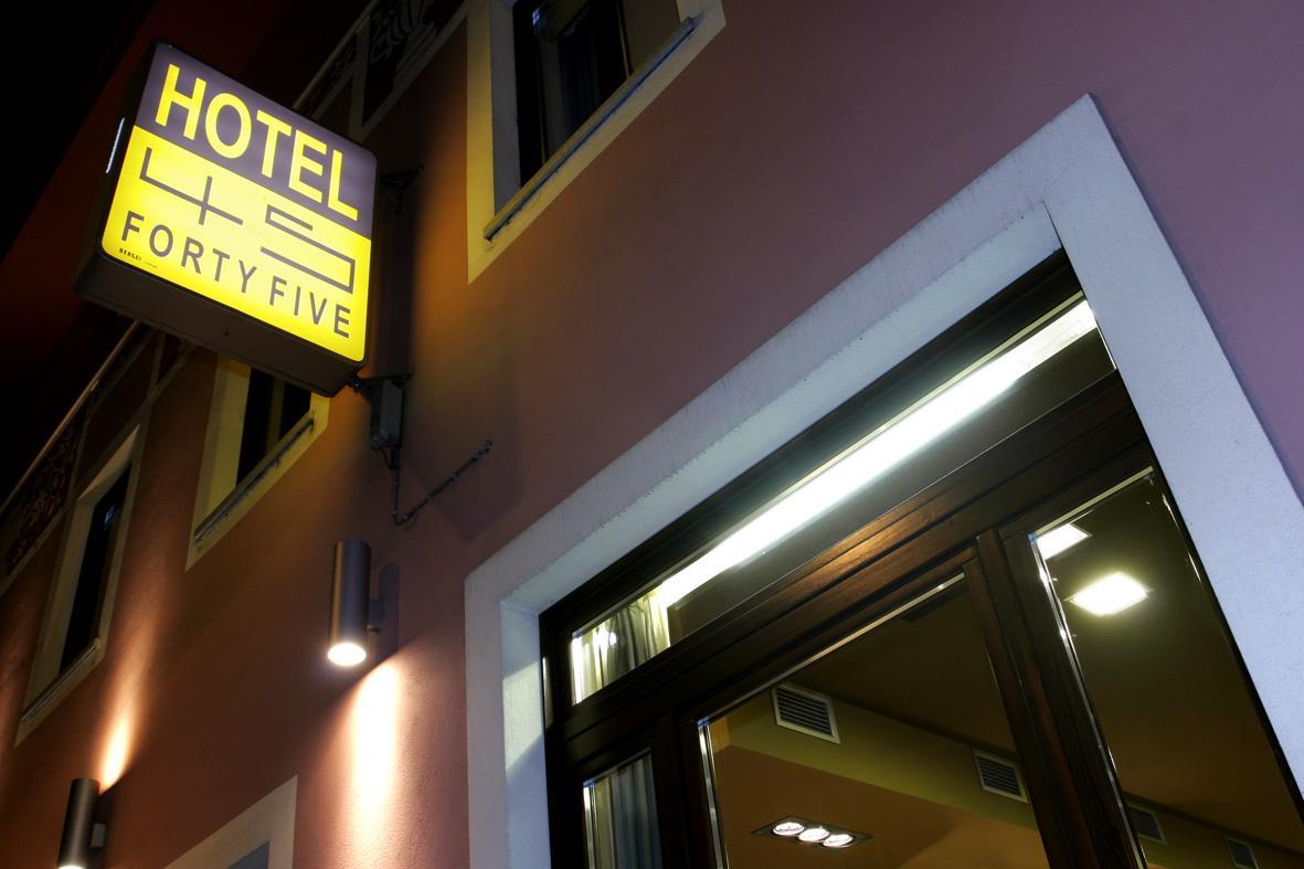 Hotel Fortyfive Chivasso Exteriör bild